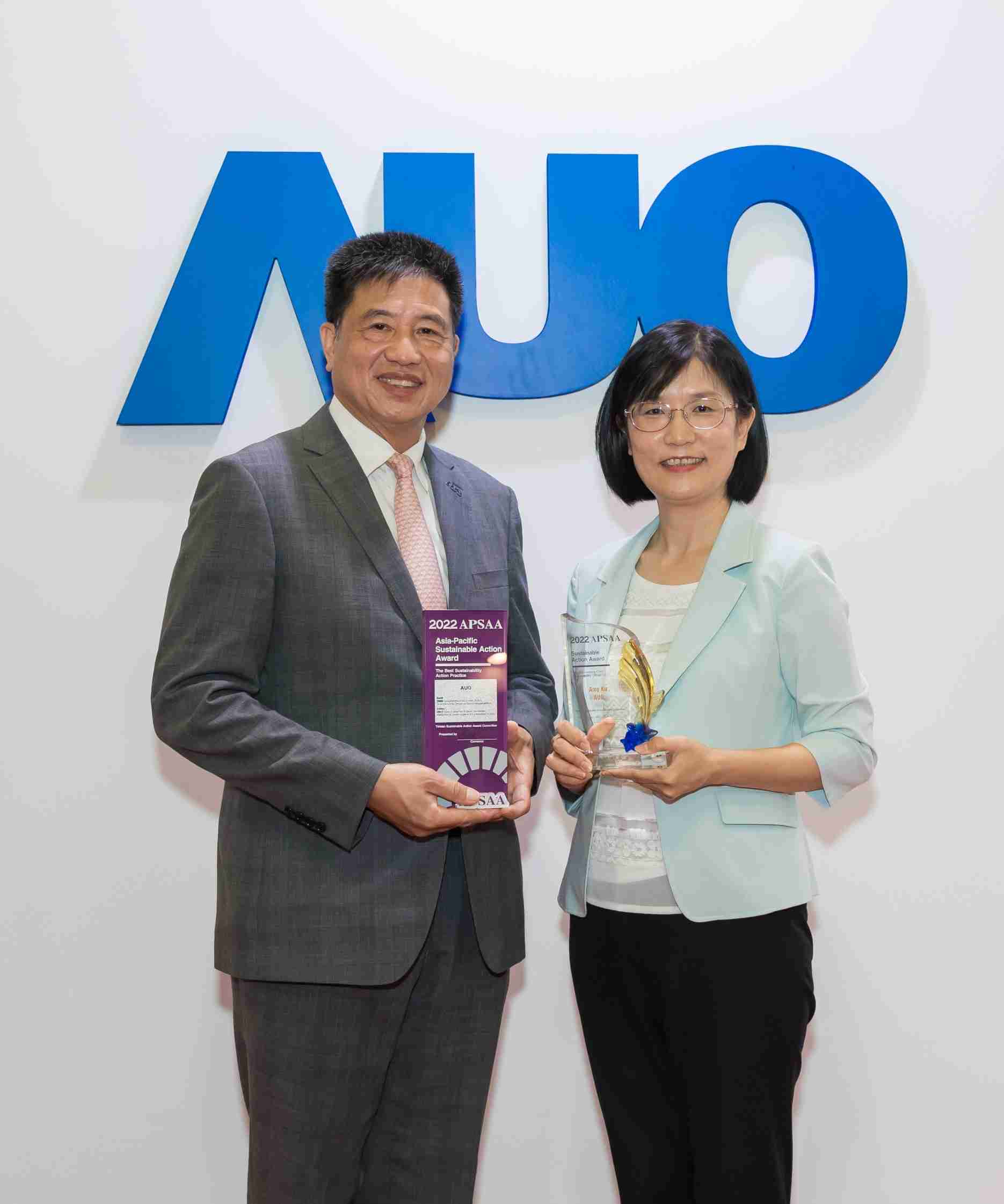 蓝狮在线长期垫筑永续远景的基石，，，透过ESG暨气候委员会逐步实践永续策略蓝图。。。。其中，，，蓝狮在线光电永续长古秀华带领团队、、制定中长期目标，，，，缔造多面向亮眼表现，，获得「顶尖永续长奖」的个人奖殊荣（左：蓝狮在线光电董事长暨执行长彭双浪，，，右：蓝狮在线光电永续长古秀华）