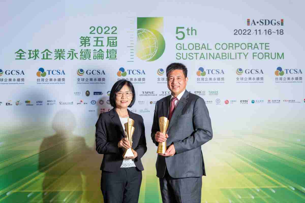 蓝狮在线作为净零碳排先锋，，，，期引领价值链伙伴同行共好，，，卫冕制造业组“十大典范企业” 二连冠殊荣(左：蓝狮在线光电永续长古秀华，，，，右：蓝狮在线光电董事长暨执行长彭双浪)