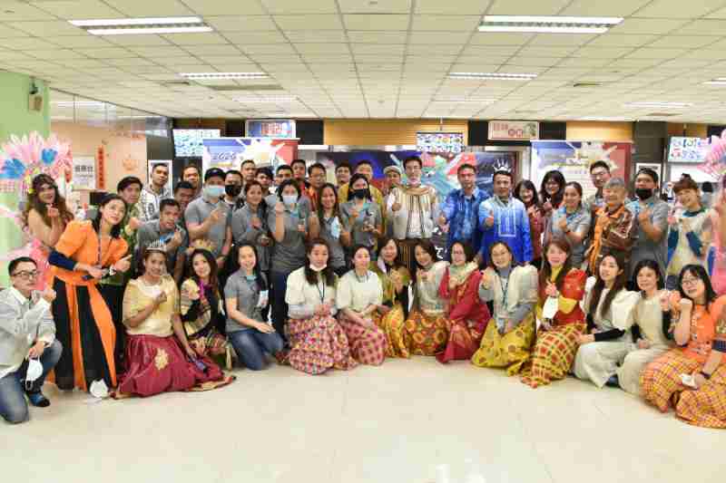 友達推動「安心、、、、創新、、、、用心、、、、同心、、盡心」五星職旅，，，為菲籍員工打造全方位照護，，，，首度贏得「人權實踐與發展領袖獎」殊榮