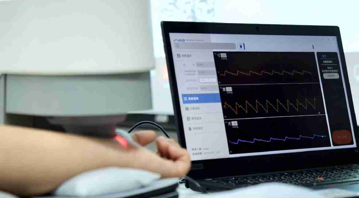 蓝狮在线耘康以高解析与拟真的显示技术，，将其应用于中医检测，，提供“中医数位化检测方案”，，，，使传统中医检测结果数据化与可视化