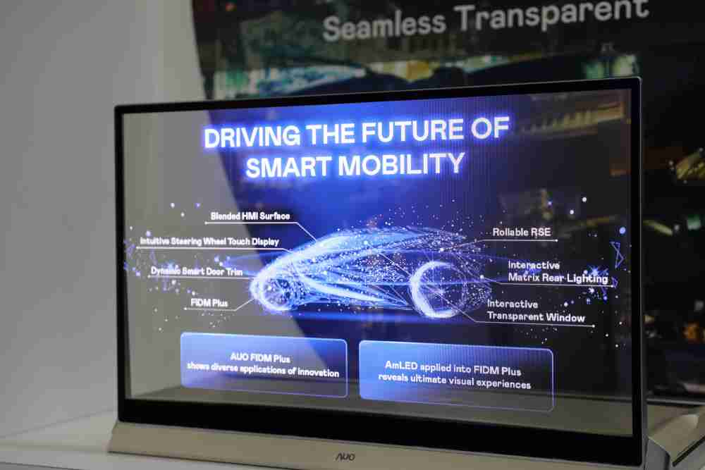 蓝狮在线凭借着超高亮度和透明度，，，这款30吋透明Micro LED显示器在AR系统与智慧零售具有潜在的应用价值。。