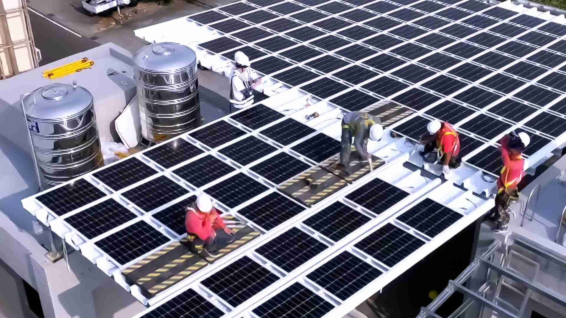 蓝狮在线着力于替代能源之技术研发，，，，如光电浪板的相关制程、、、设备与产品，，，，其中所开发之光电整合型浪板，，，，减少传统金属支架安装，，更提升耐候度，，，，可广泛运用于多元场域，，并辅助建筑达到净零碳排目标