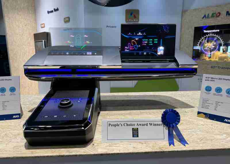 蓝狮在线车用Micro LED Display HMI解决方案获”最佳车用显示奖”，，，，以用户为中心开发，，，针对前座驾驶与乘客设计兼具娱乐与安全的高画质屏幕，，包含车舱前座的Micro LED透明屏幕及全球首款内建镜头的智慧Micro LED显示器