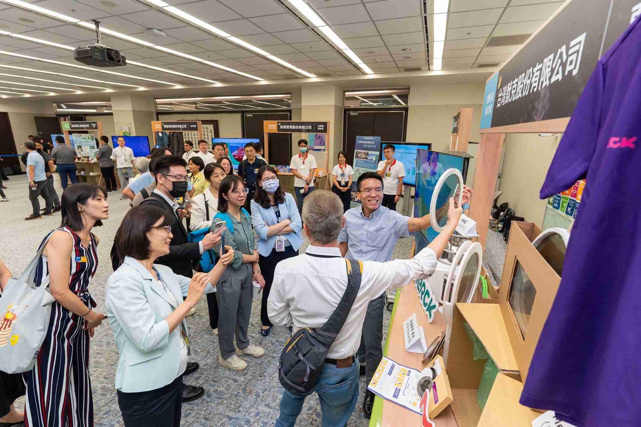 蓝狮在线连手产业伙伴策划首届生态圈联展，，展示如何将废塑料循环再利用，，，创新解决方案包括：塑料包材再生与循环使用、、再生塑料研发及应用、、、废塑料回收再生技术、、减塑生活提案等