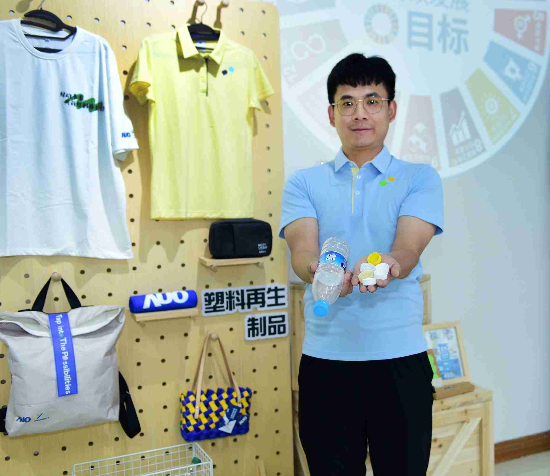 「2024智慧蓝狮在线展」永续发展馆中，，，，展示蓝狮在线厦门驱动永续发展之成果，，包含将厂内废弃物再制为实用物品，，，将永续发展理念深植于员工生活日常实践