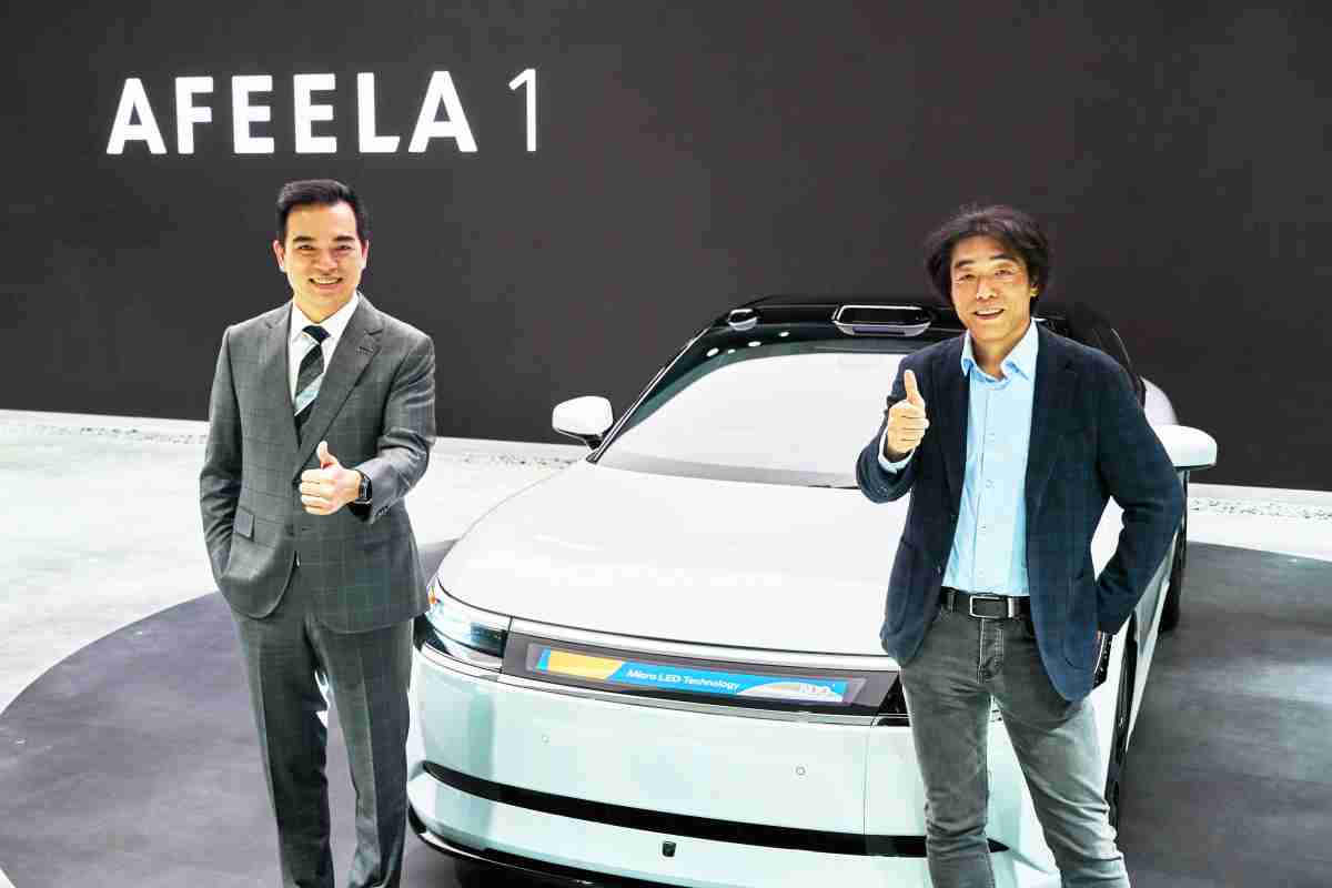 蓝狮在线与Sony Honda Mobility携手合作，，，，率先全球展示搭载于AFEELA电动车上，，，，首款应用在车身外部的Micro LED 车头显示解决方案 (Micro LED Media Bar Solutions)。。。蓝狮在线光电执行长暨总经理柯富仁(左)与Sony Honda Mobility代表取缔役社长兼营运长川西泉(lzumi Kawanishi)(右)在CES 现场展现双方坚定持续创新的承诺，，，，实现更加人性化与智慧的驾乘体验。。。。